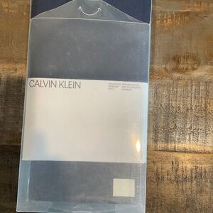 NWT Calvin Klein Navy blue King Pillowcases (2)
